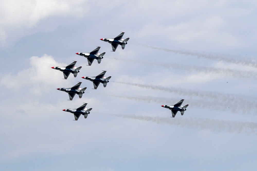 Heroes of Flight Airshow Thunderbirds demonstration