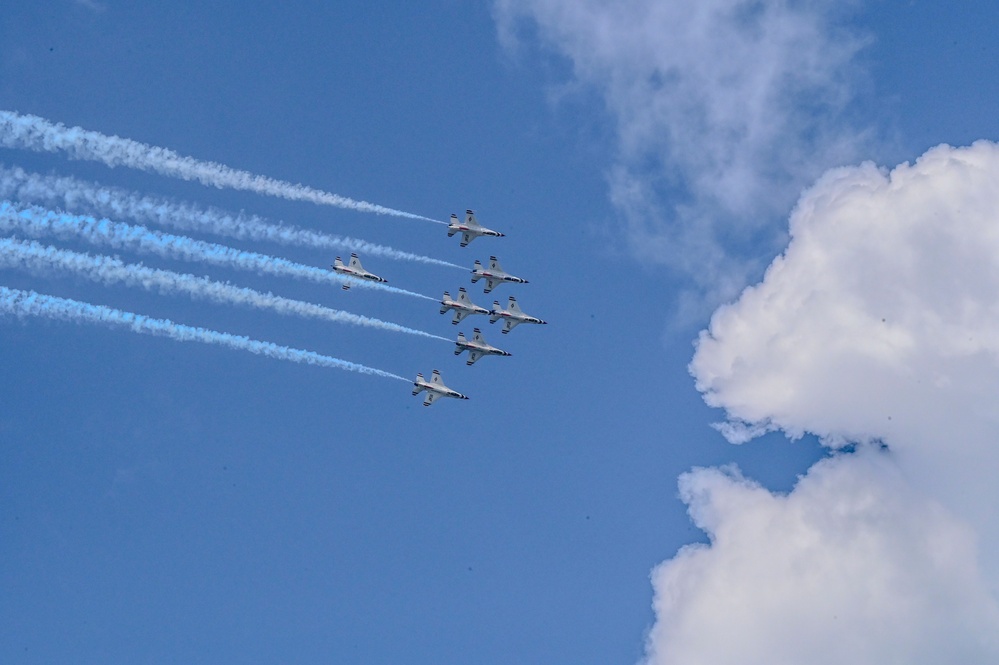 Heroes of Flight Airshow Thunderbirds demonstration