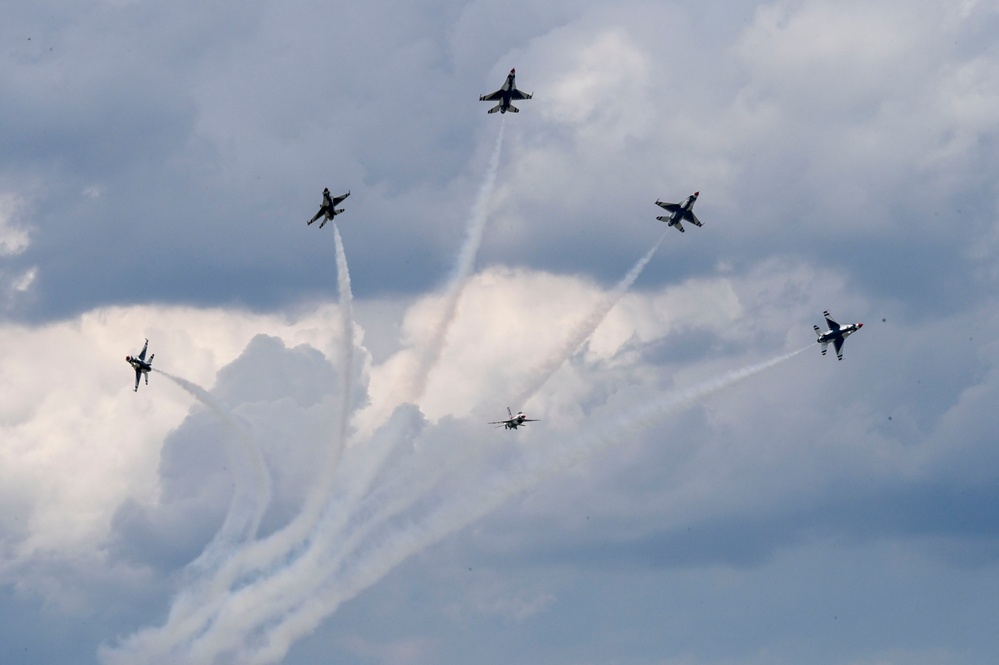 Heroes of Flight Airshow Thunderbirds demonstration