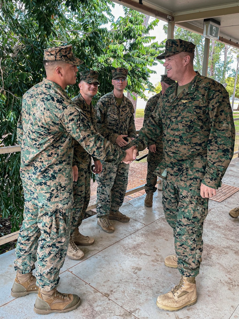 I MEF CG visits MRF-D 24.3 Marines in Darwin
