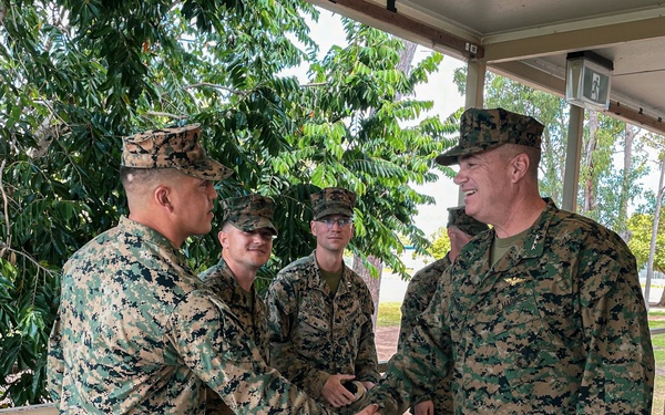 I MEF CG visits MRF-D 24.3 Marines in Darwin