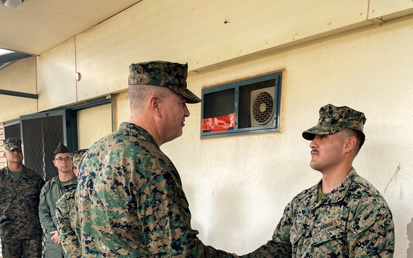 I MEF CG visits MRF-D 24.3 Marines in Darwin