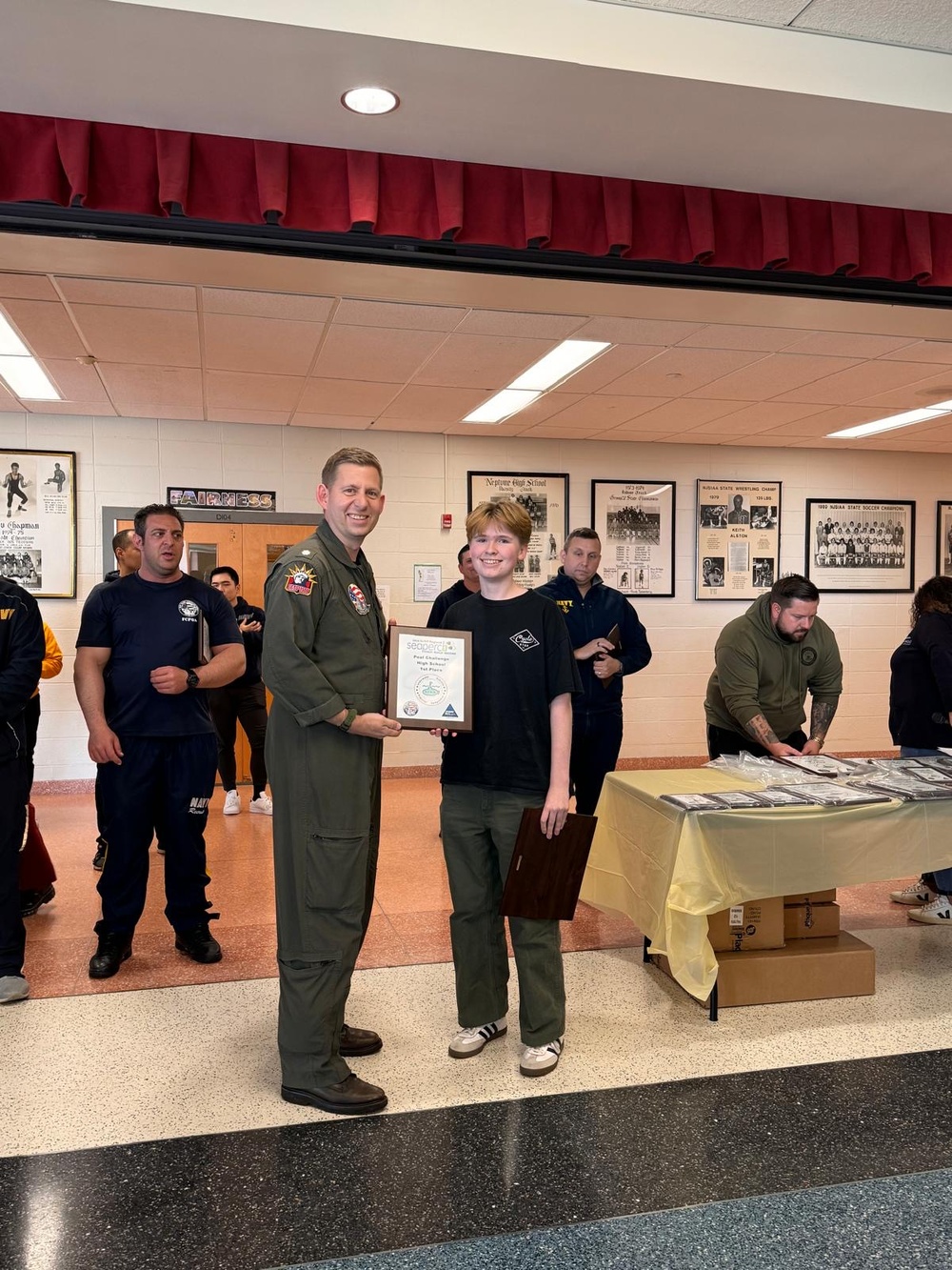 NTAG Commanding Officer presents award to SeaPerch contestant