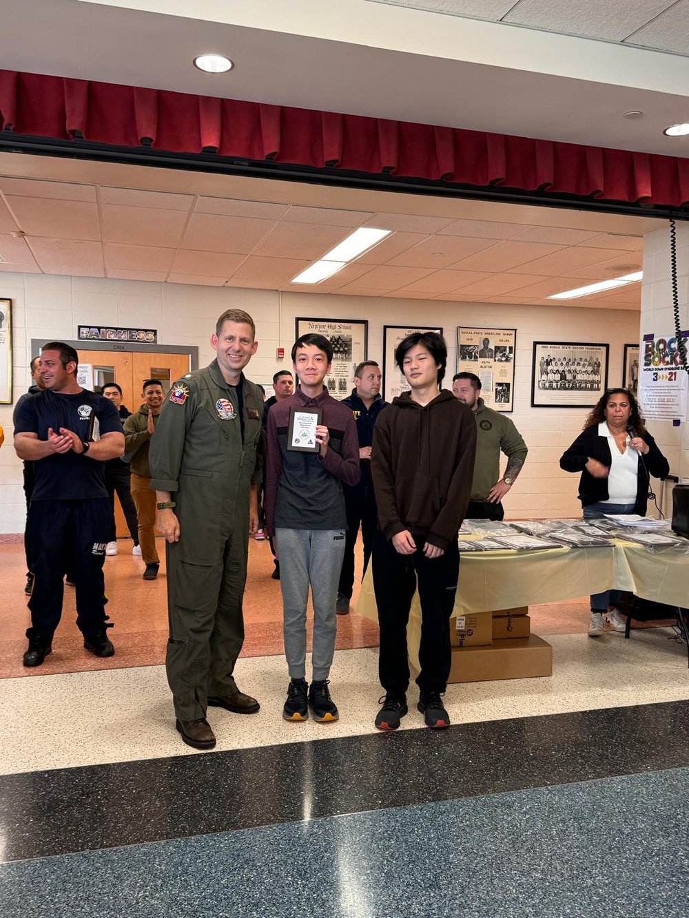 NTAG Commanding Officer presents award to SeaPerch contestants