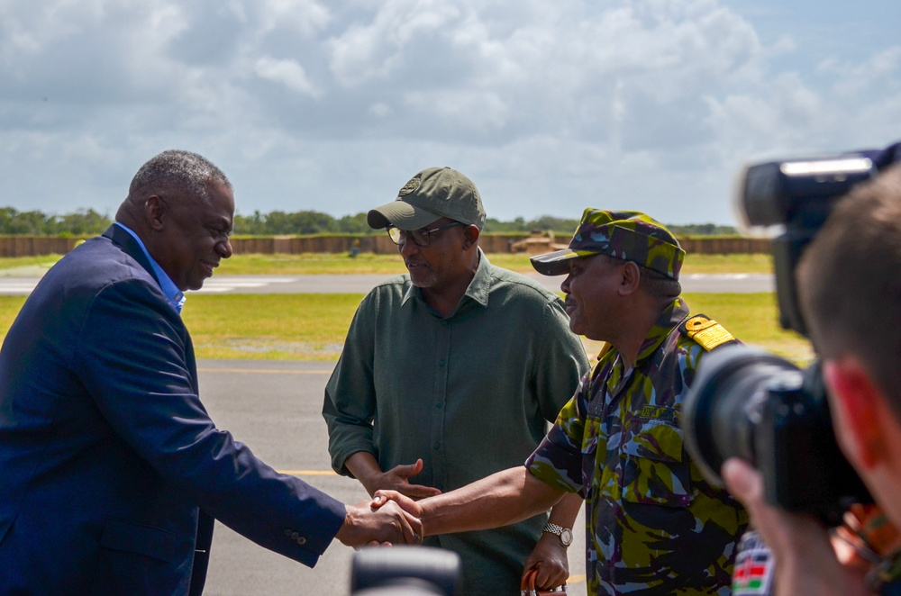 DVIDS - Images - Secretary Of Defense Lloyd Austin Visits With U.S. And ...