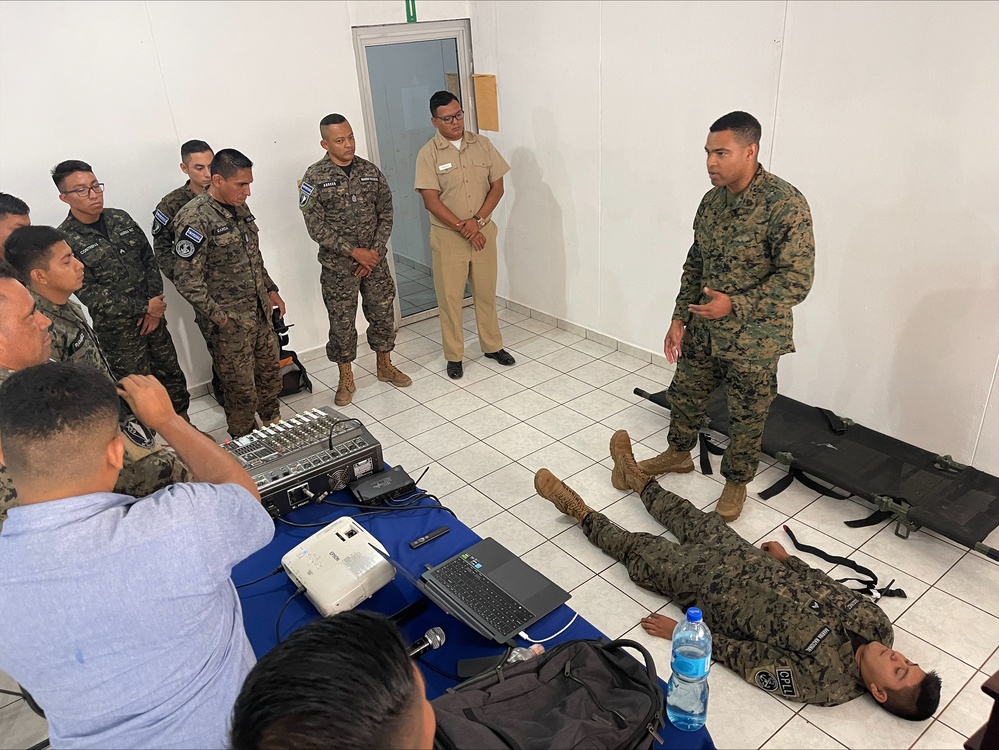 U.S. Marines and Sailors train with the Fuerza Armada da El Salvador