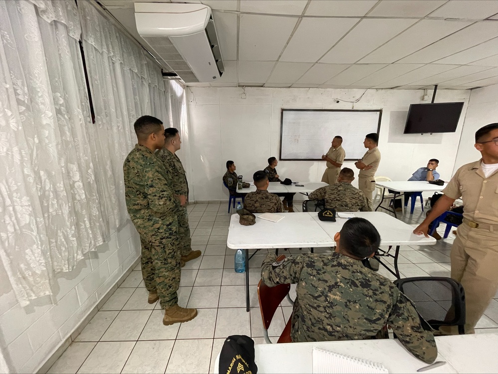 U.S. Marines and Sailors train with the Fuerza Armada da El Salvador