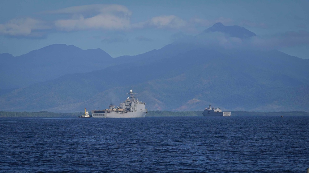 USS Harpers Ferry pulls into Puerto Princesa