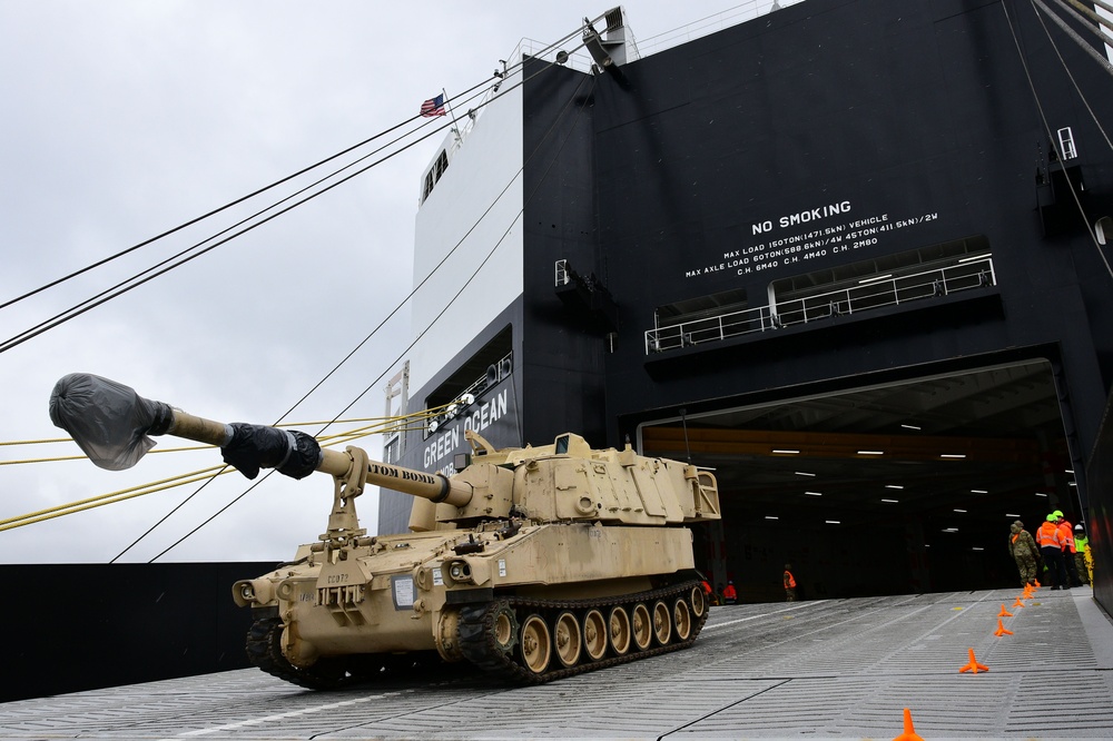 Kalundborg port operation for DEFENDER 24