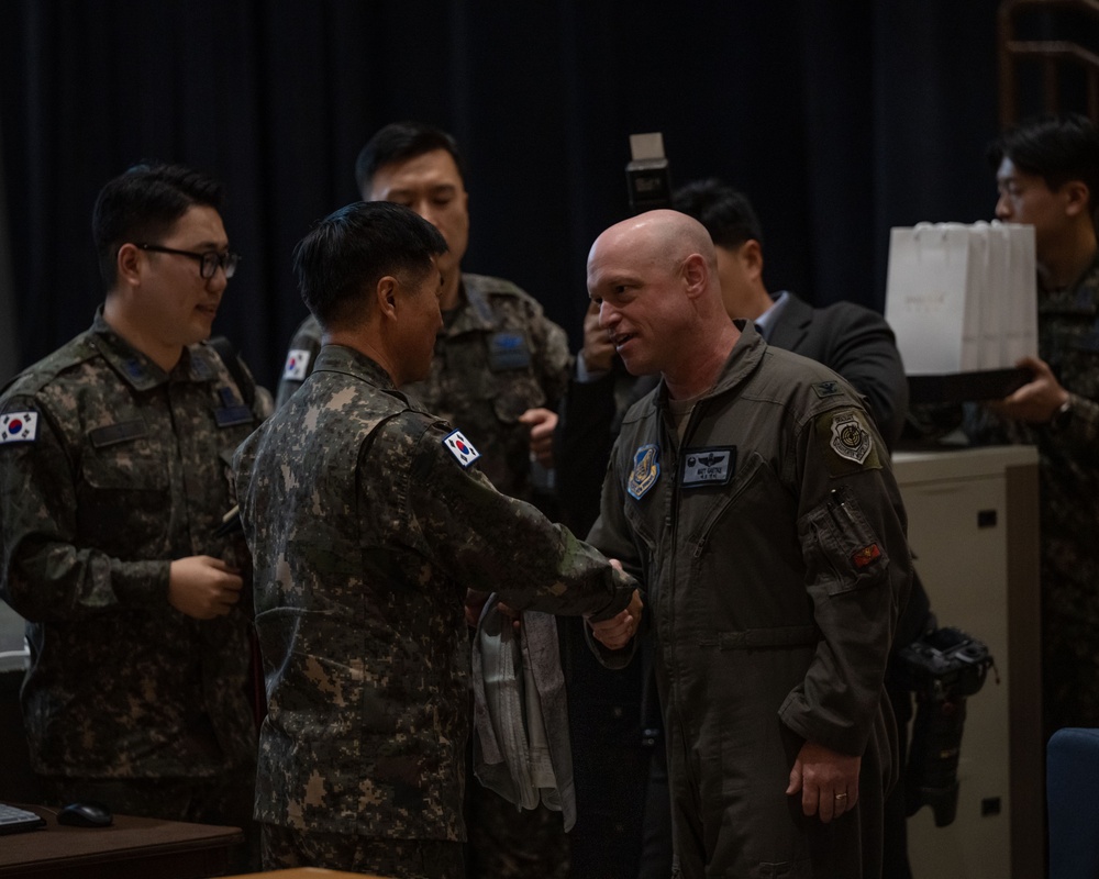 ROKAF CSAF visits Kunsan