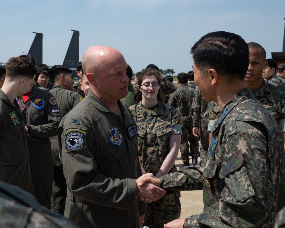 ROKAF CSAF visits Kunsan
