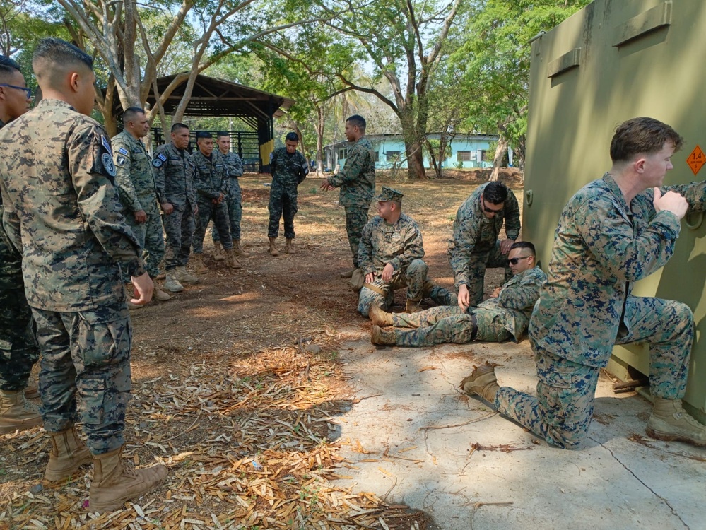 U.S. Marines and Sailors train with the Fuerza Armada da El Salvador