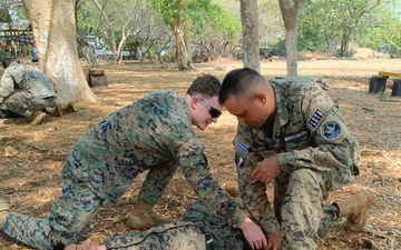 U.S. Marines and Sailors train with the Fuerza Armada da El Salvador