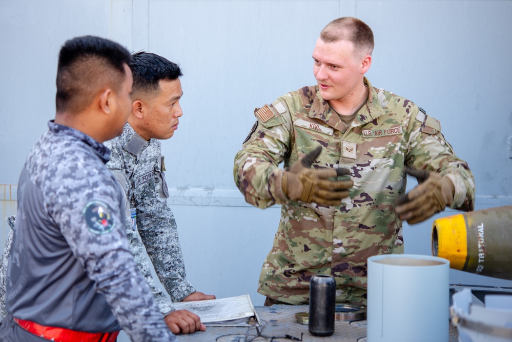 U.S., Philippine Air Force host munitions SMEE