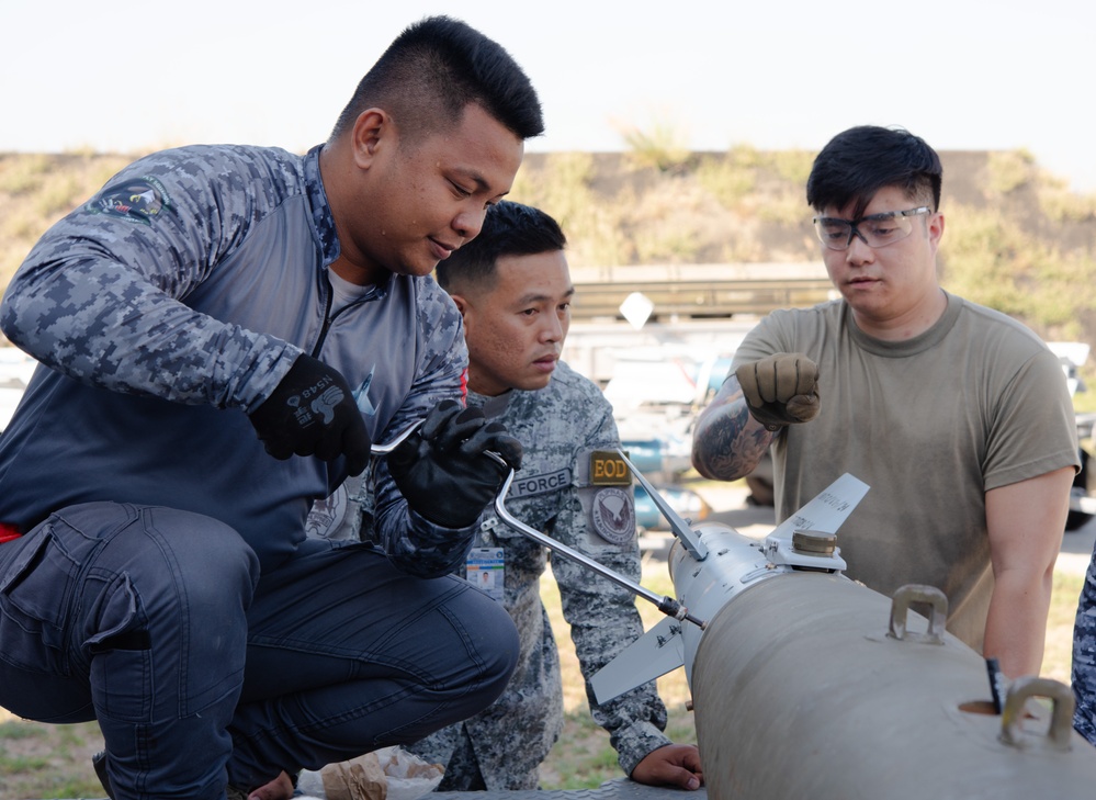 U.S., Philippine Air Force host munitions SMEE