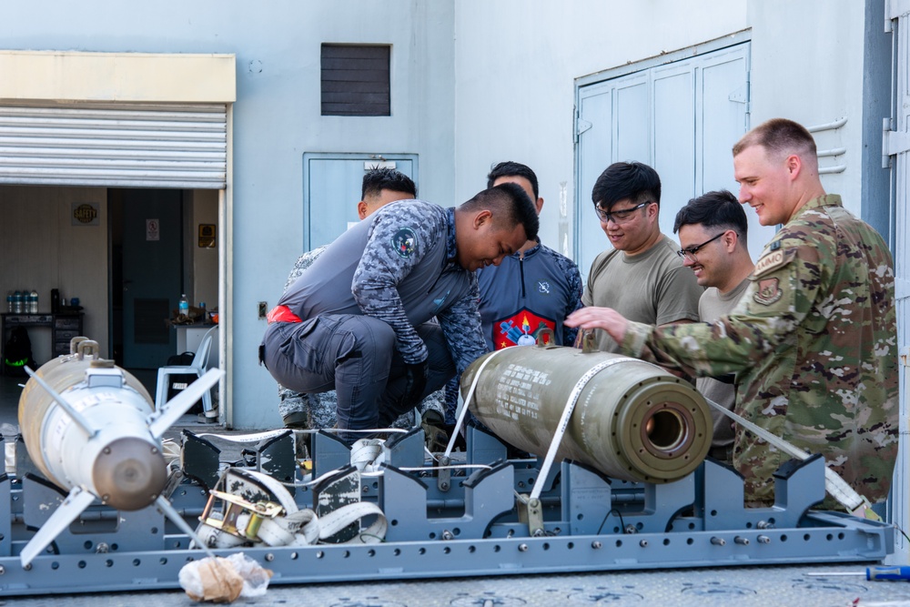 U.S., Philippine Air Force host munitions SMEE