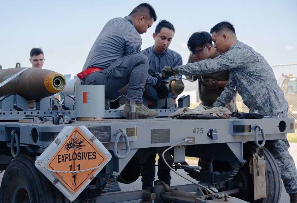 U.S., Philippine Air Force host munitions SMEE