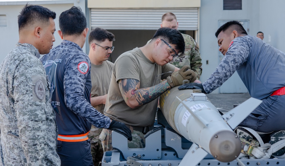 U.S., Philippine Air Force host munitions SMEE