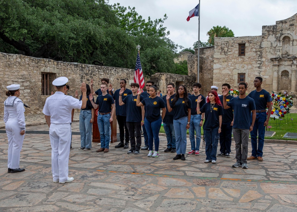 NIOC Texas Sailors, regional units participate in Navy Day at the Alamo