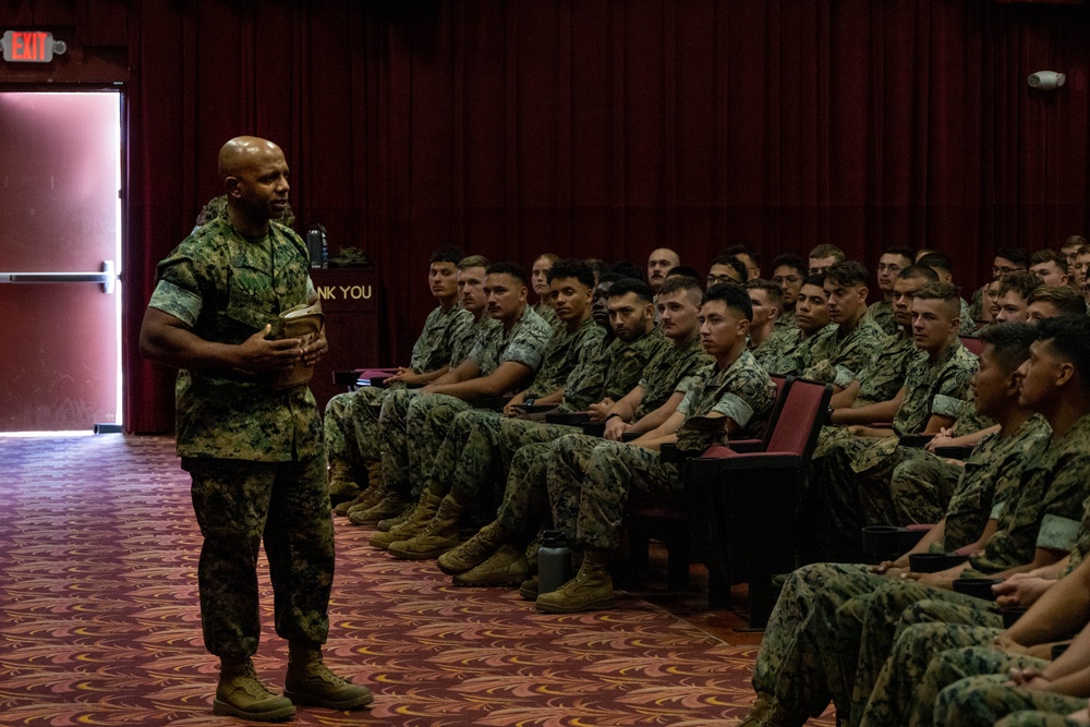 From Briefing Room to Bellows: 3rd MLG Commanding General visits Marines and Sailors during field exercise