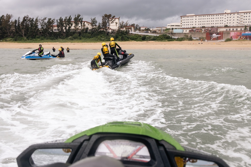 Firefighters perfect life-saving with jet skis