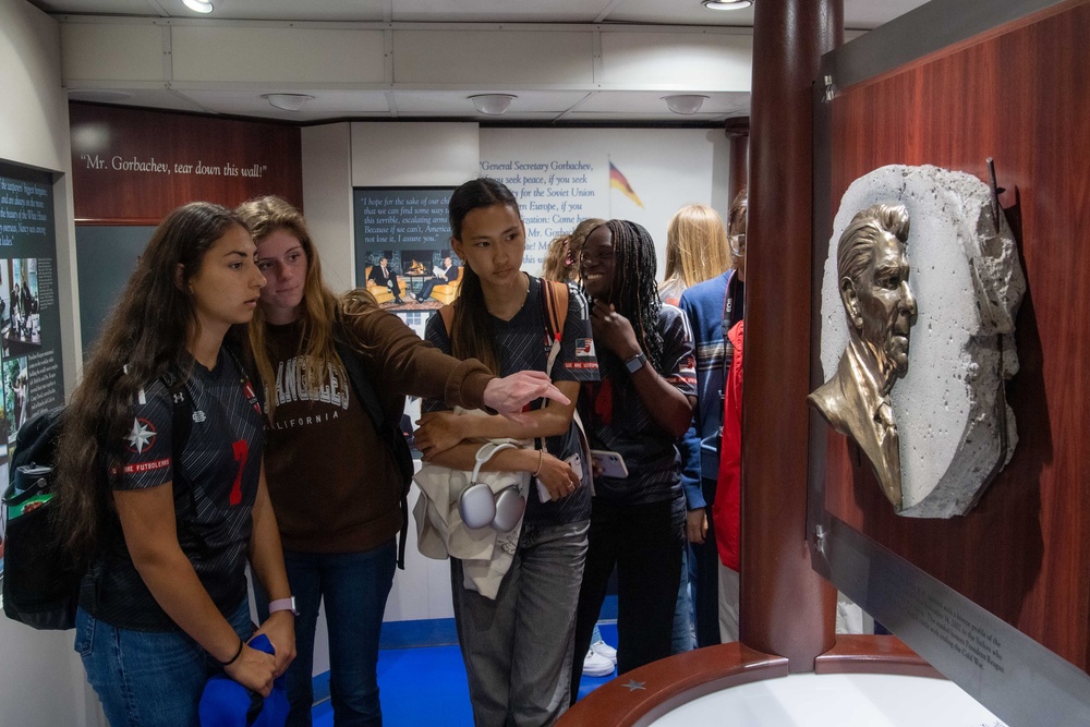 USS Ronald Reagan (CVN 76) hosts tour for students from Nile C. Kinnick High School