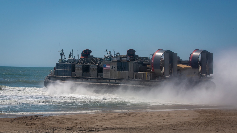 DVIDS - Images - LCAC Beach Landing [Image 3 of 5]