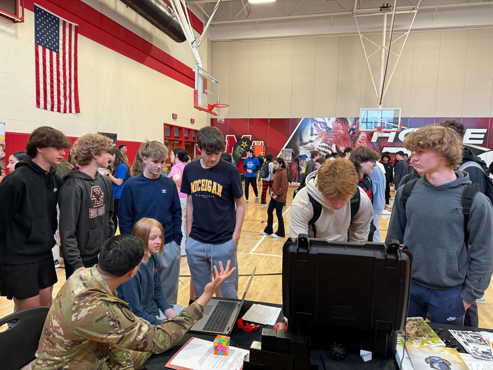 Brigade Soldiers discuss Army possibilities with Moon Area High School students 03