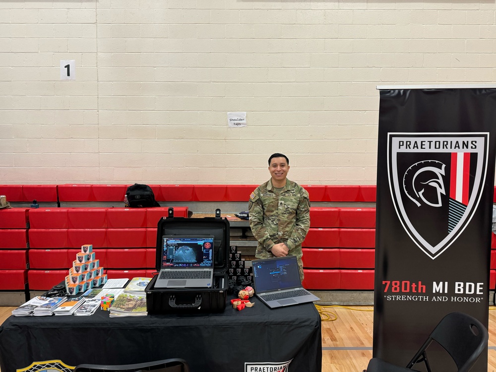 Brigade Soldiers discuss Army possibilities with Moon Area High School students 05
