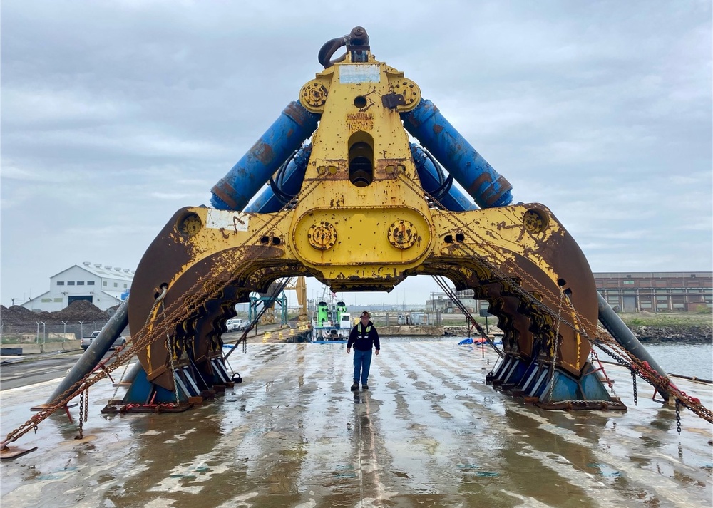 200-ton hydraulic salvage claw arrives for Baltimore bridge recovery
