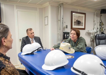 DACOWITS Visits Makin Island