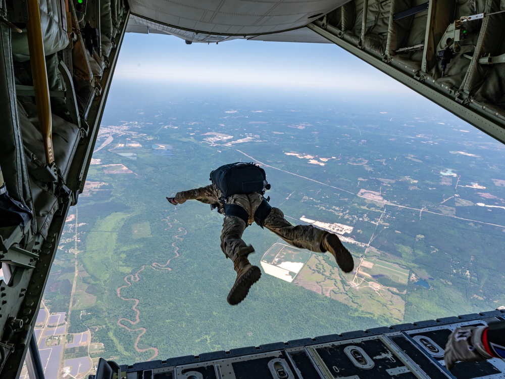 39th Rescue Squadron facilitates Special Warfare Airmen jump training