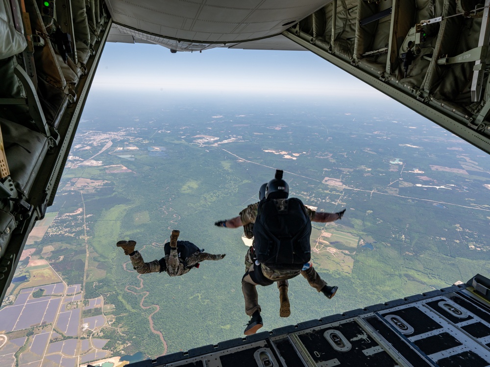 39th Rescue Squadron facilitates military free fall training 