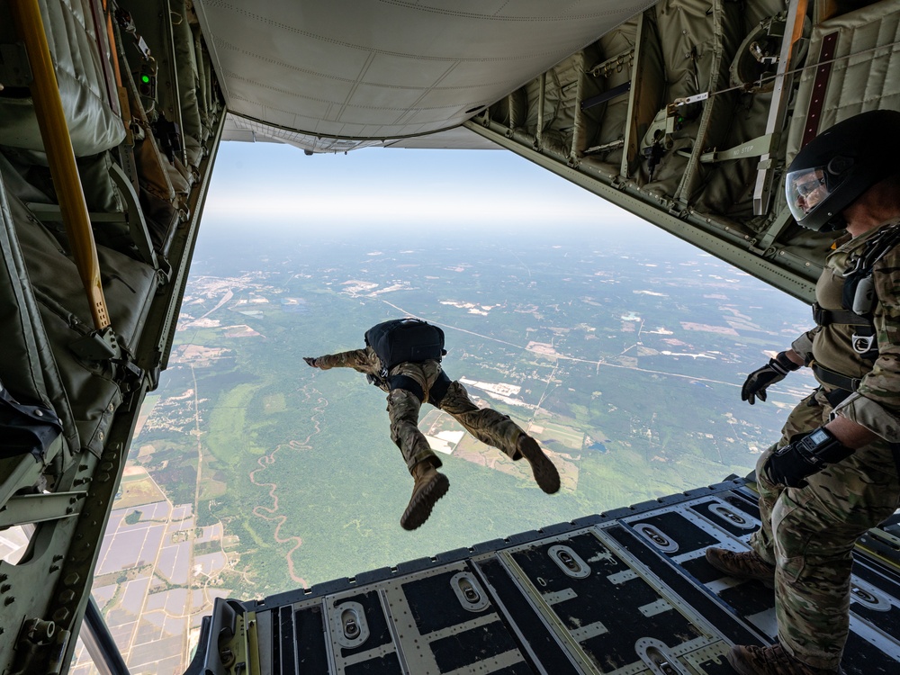 39th Rescue Squadron facilitates military free fall training