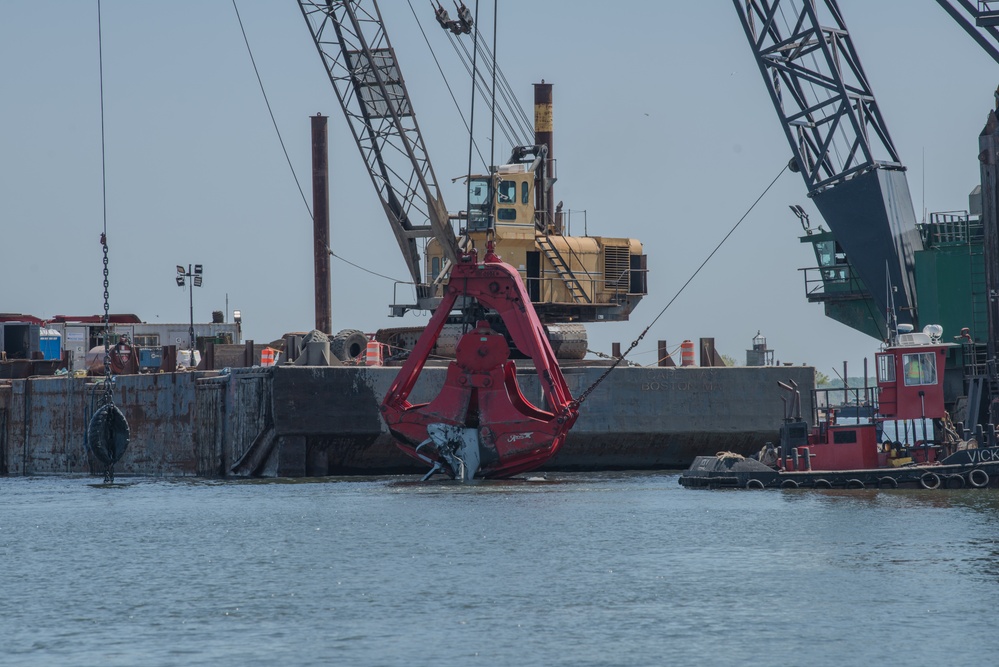 Key Bridge Response crane operator removes wreckage