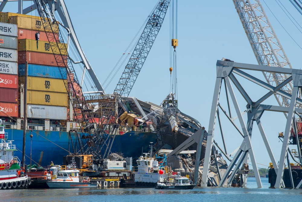 Key Bridge Response salvors use a diamond wire cold-cutting tool