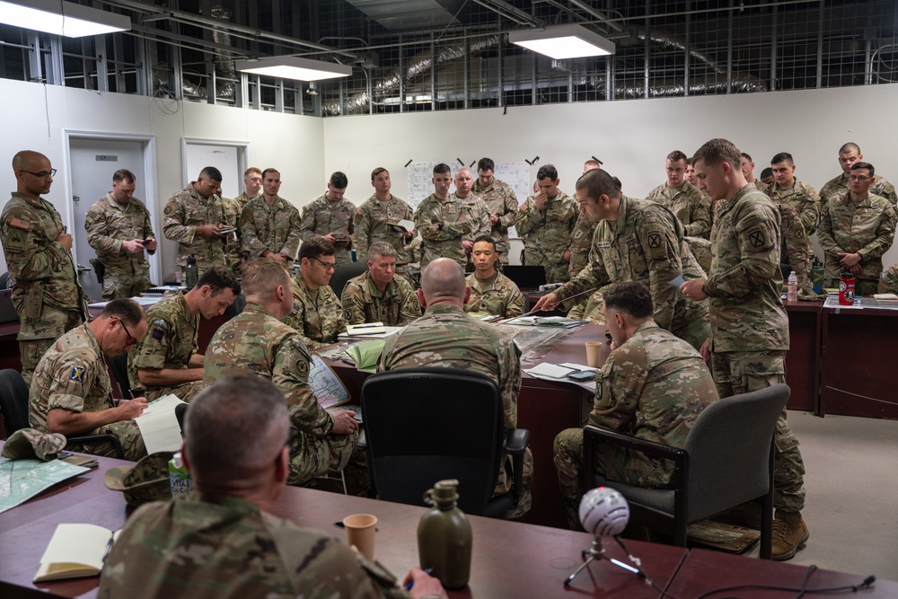 Soldiers with 1st BCT, 10th MTN DIV (LI) hold operations brief at JRTC