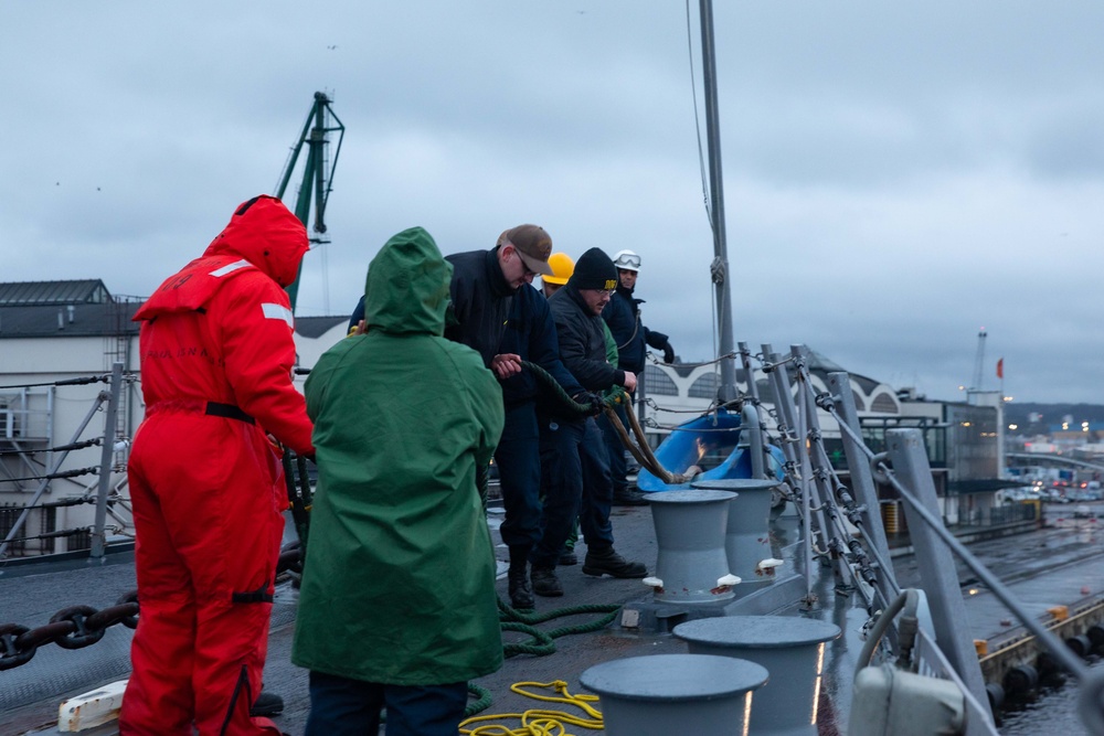 USS Paul Ignatius (DDG 117) Departs Gydnia