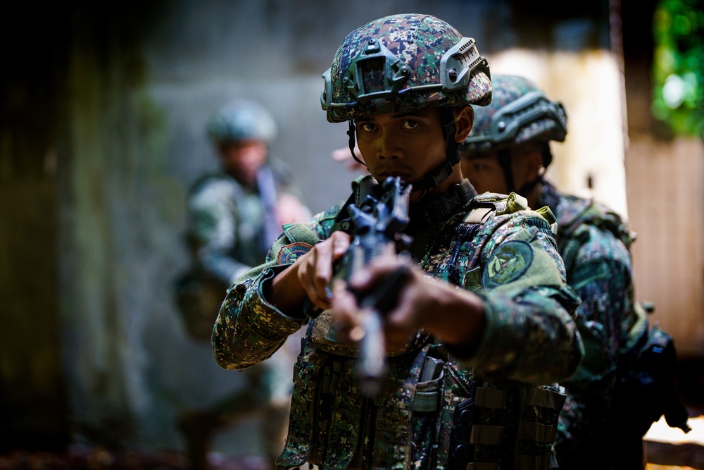 Balikatan 24: 3rd LCT conducts urban operations training with Philippine Marines