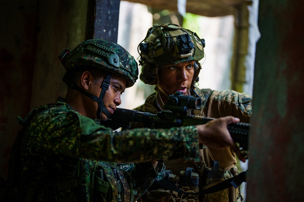 Balikatan 24: 3rd LCT conducts urban operations training with Philippine Marines