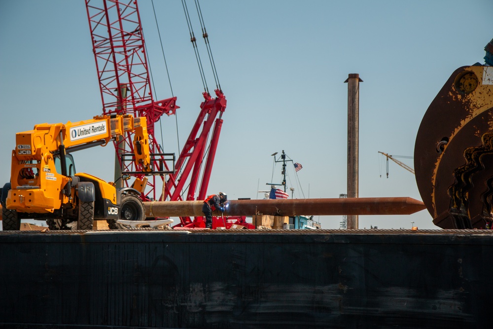 Crews prepare hydraulic wreckage claw during Key Bridge cleanup