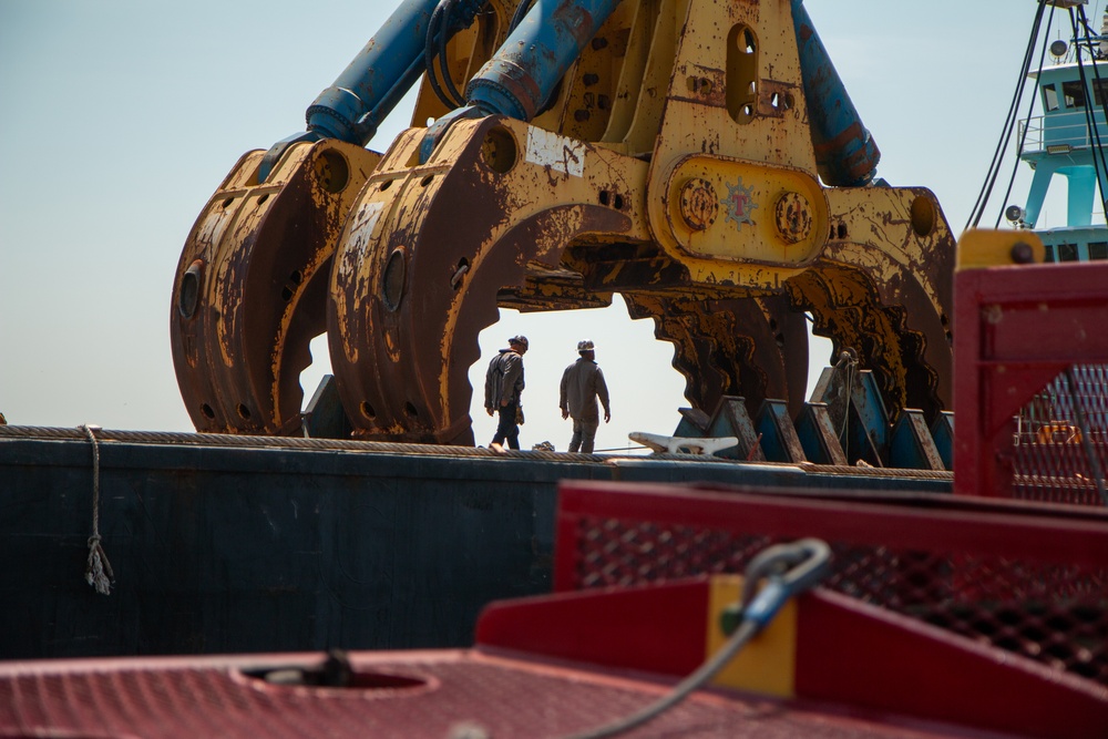 Crews prepare hydraulic wreckage claw during Key Bridge cleanup