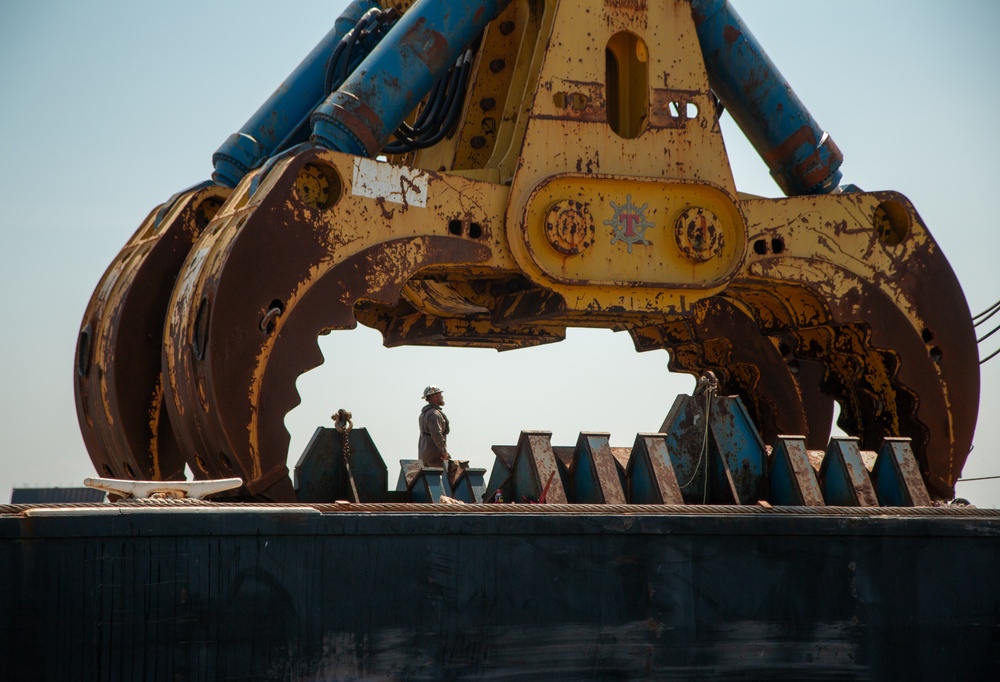 Crews prepare hydraulic wreckage claw during Key Bridge cleanup