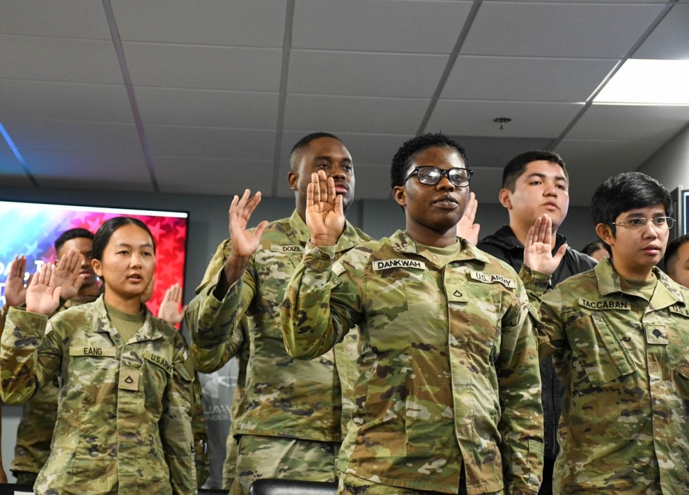 18 Soldiers receive citizenship