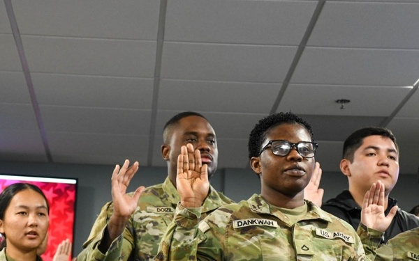 18 Soldiers receive citizenship