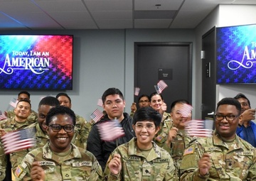 18 Soldiers receive citizenship