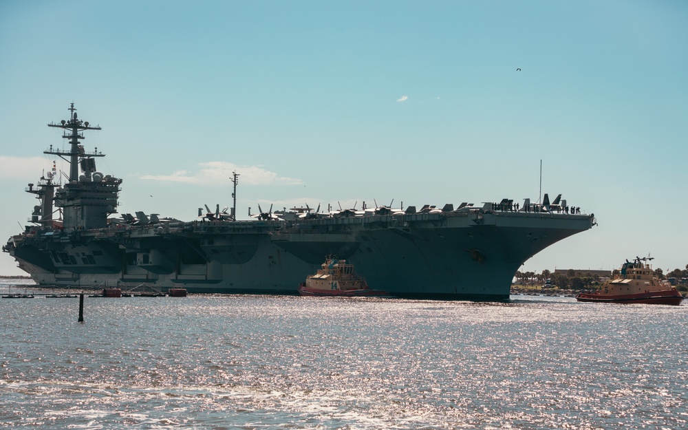 USS George Washington (CVN 73) Pulls Into Naval Station Mayport