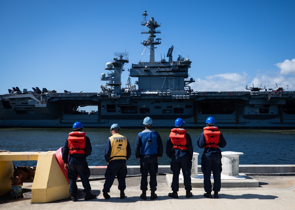 USS George Washington (CVN 73) Pulls Into Naval Station Mayport