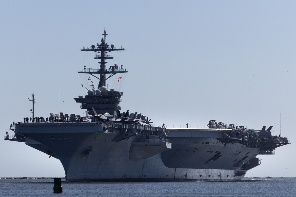 USS George Washington (CVN 73) Pulls Into Naval Station Mayport