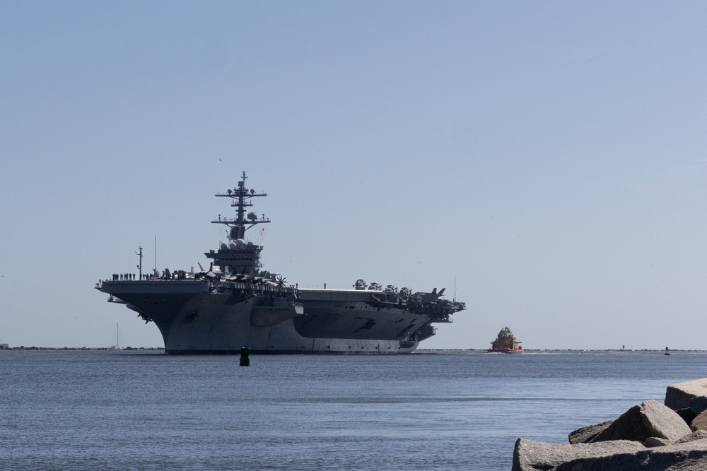 USS George Washington (CVN 73) Pulls Into Naval Station Mayport